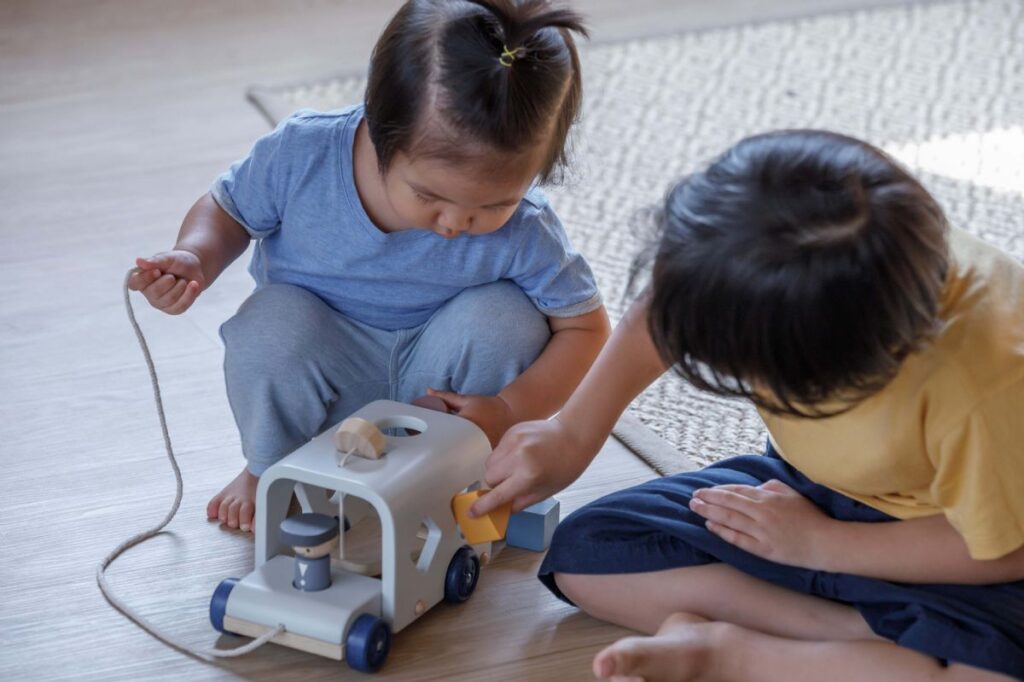 אוטובוס מיון צורות Plan Toys