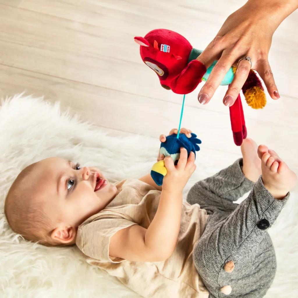 בובת פעילות עם מראה ורעשן ג'ורג' הלאמור Lilliputiens