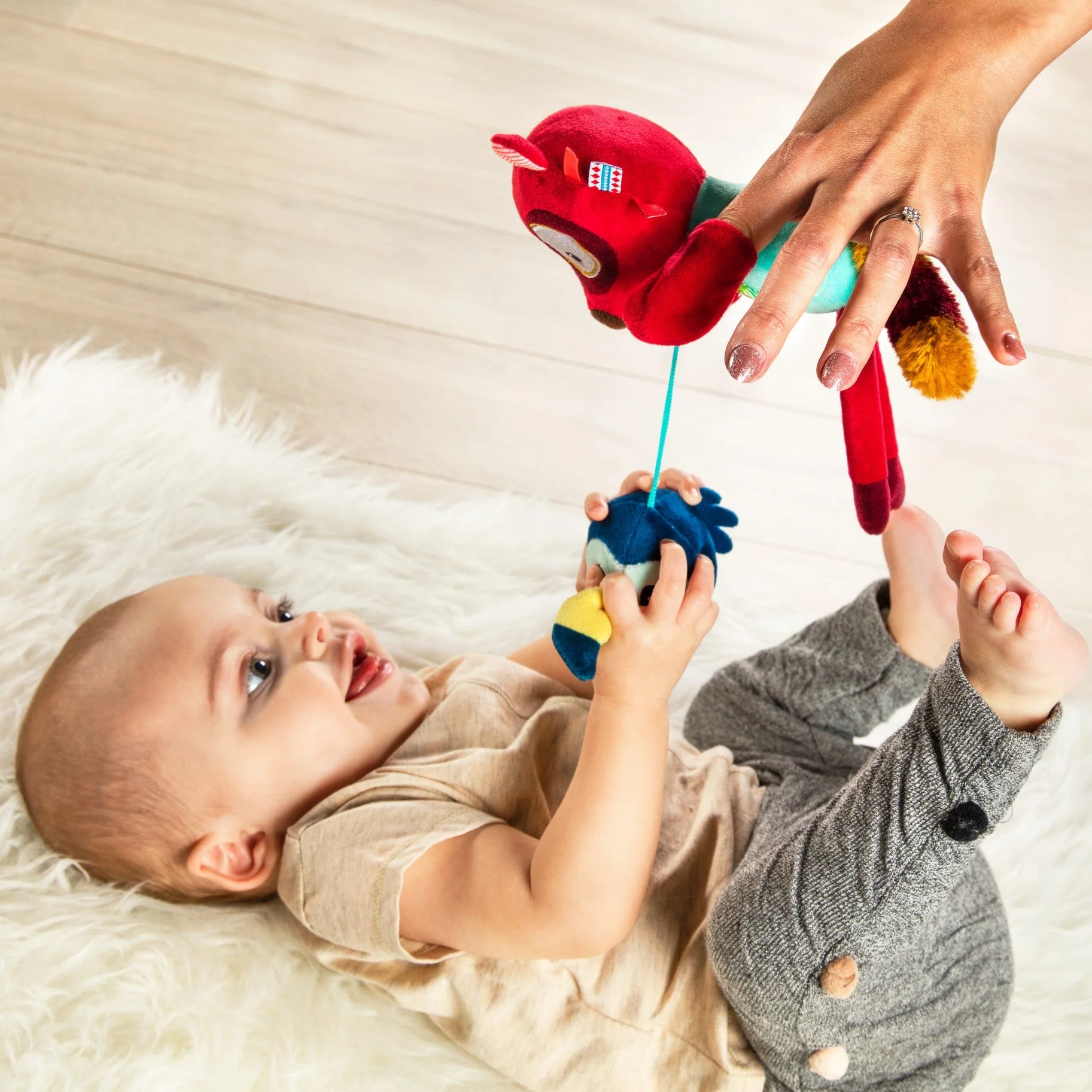 בובת פעילות עם מראה ורעשן ג'ורג' הלאמור Lilliputiens