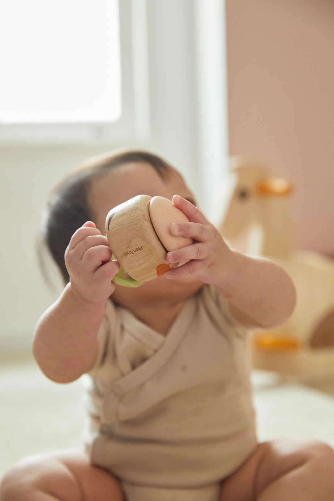 צעצוע אחיזה רעשן כפיים מתגלגל מעץ Plan Toys