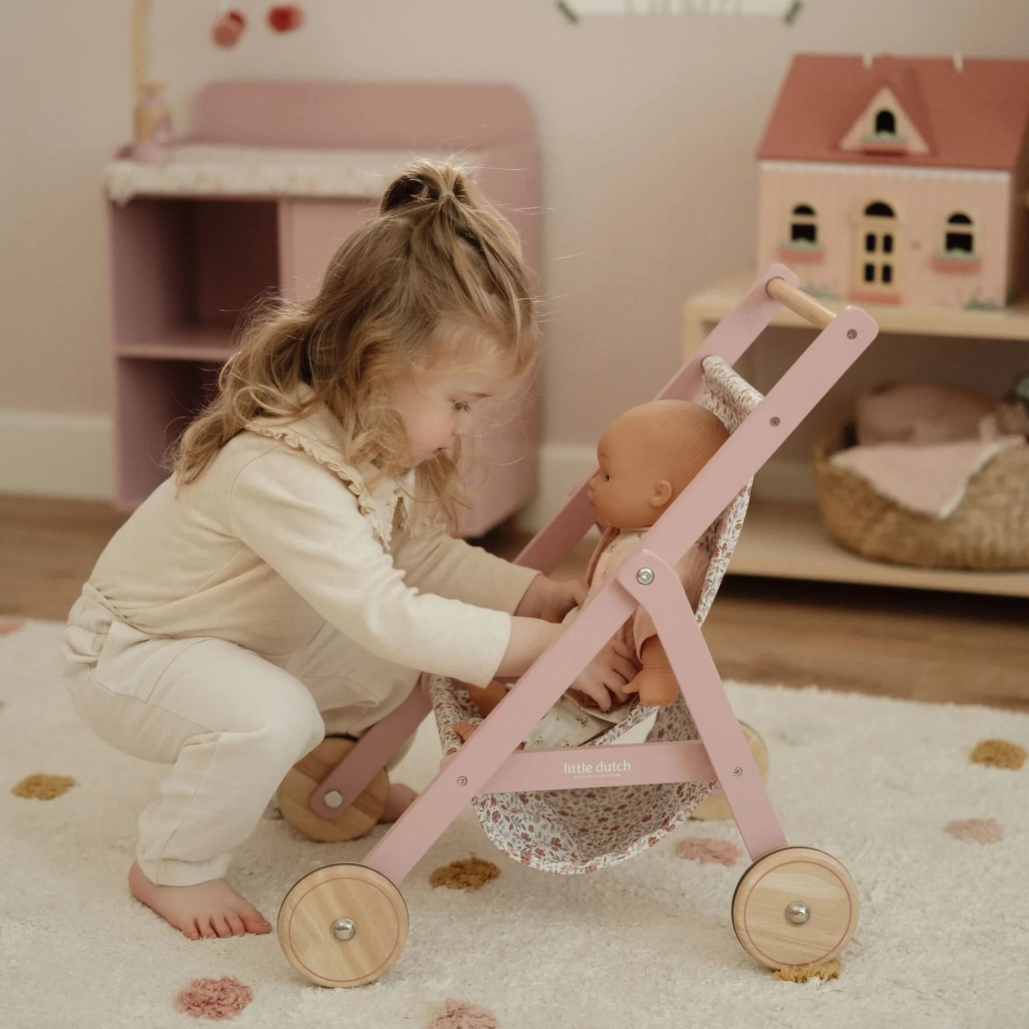 עגלת בובה טיולון מעץ 'אביב פרחוני' Little Dutch