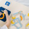 הרכבה יצירתית על לוח Plan Toys