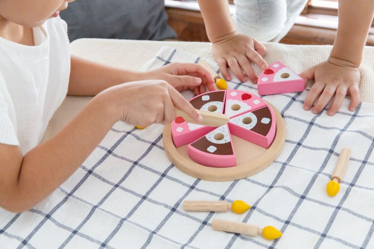 עוגת יום הולדת דו צידית מעץ Plan Toys