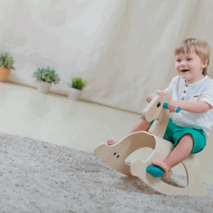סוס נדנדה מעץ פלומינו Plan Toys