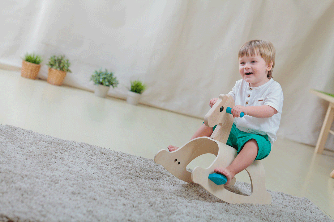 סוס נדנדה מעץ פלומינו Plan Toys
