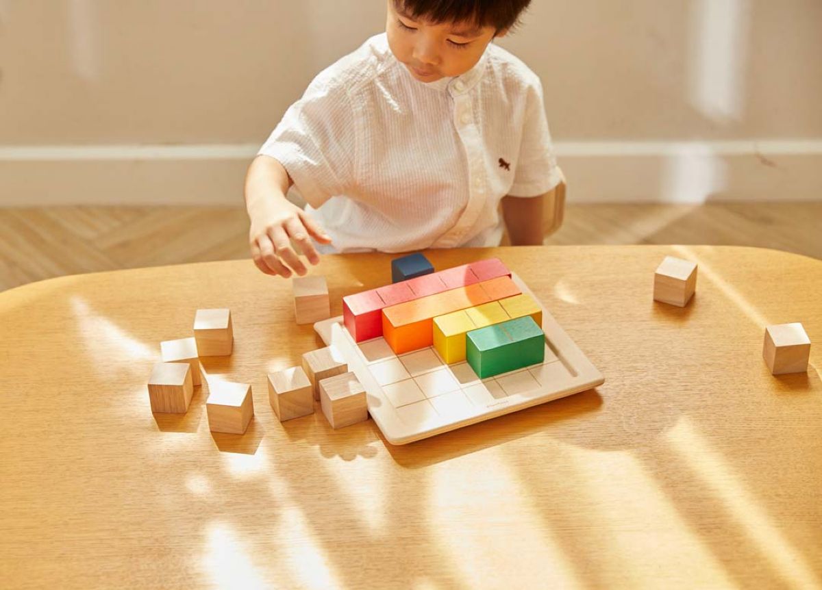 קוביות מנייה צבעוניות Plan Toys
