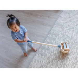 מוט דחיפה גלגל ולך כחול Plan Toys