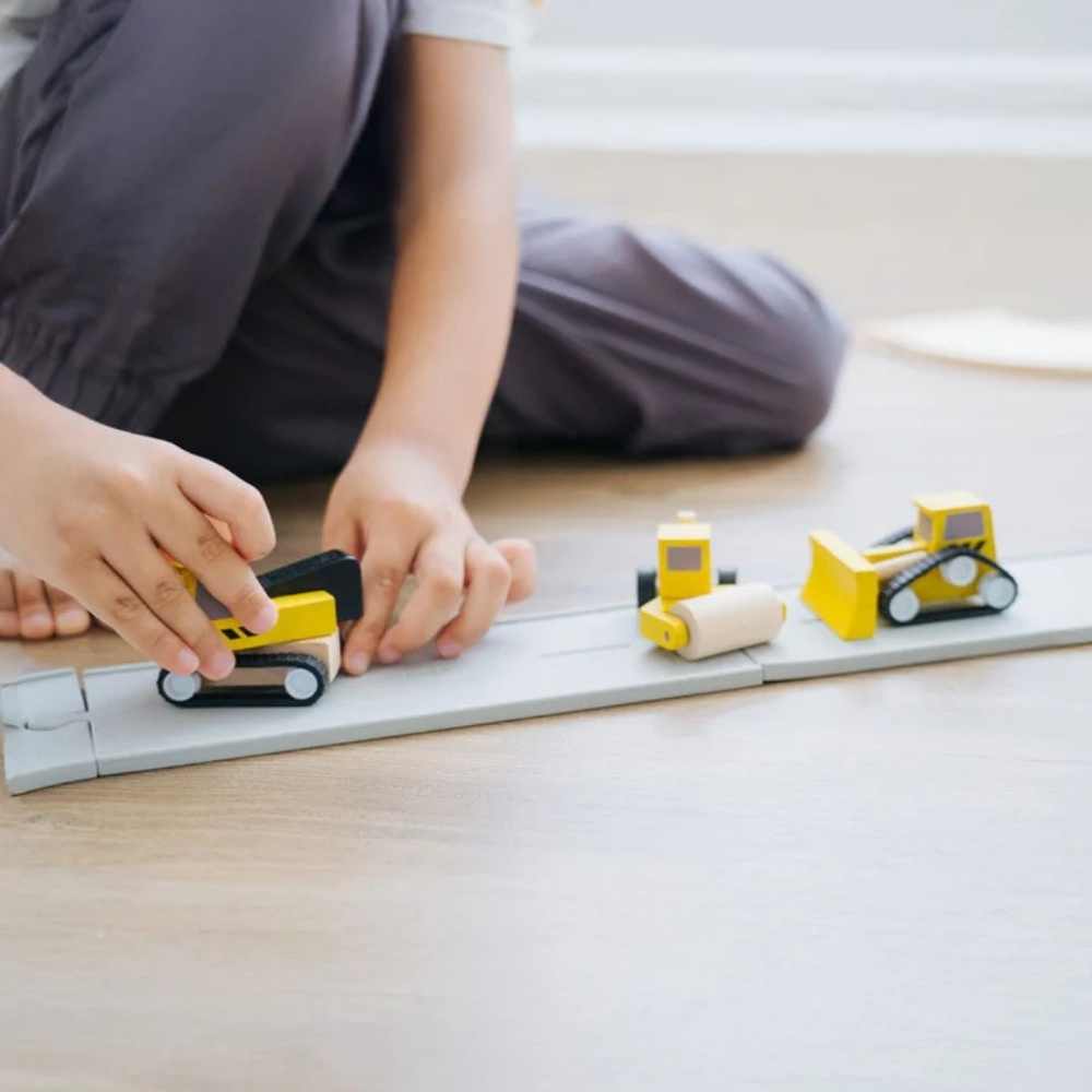 סט כלי רכב מעץ לעבודות בכבישים Plan Toys