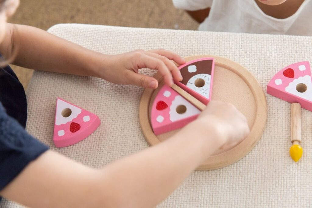 עוגת יום הולדת דו צידית מעץ Plan Toys