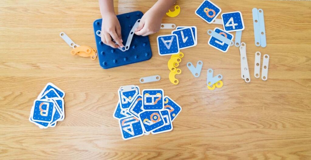 הרכבה יצירתית על לוח Plan Toys