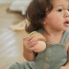צעצוע אחיזה רעשן כפיים מתגלגל מעץ Plan Toys