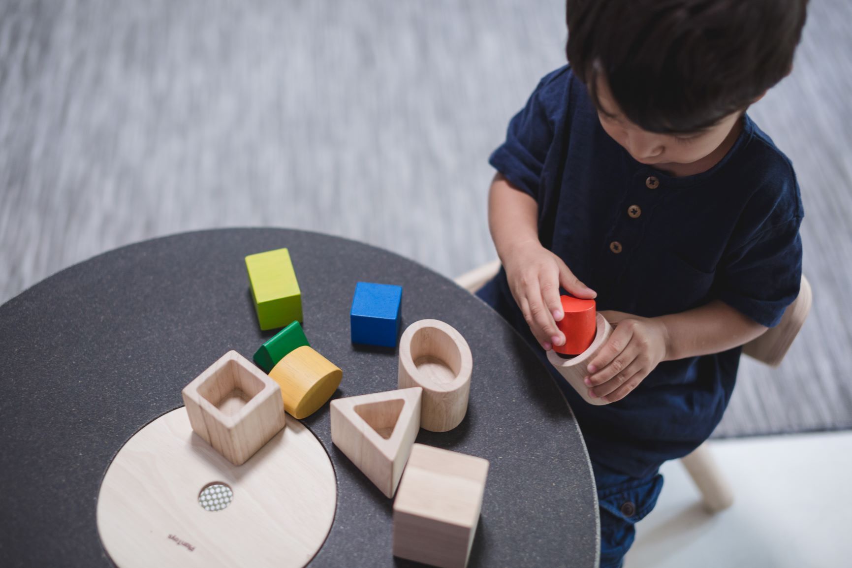 משחק התאמת צורות גיאומטריות מעץ Plan Toys