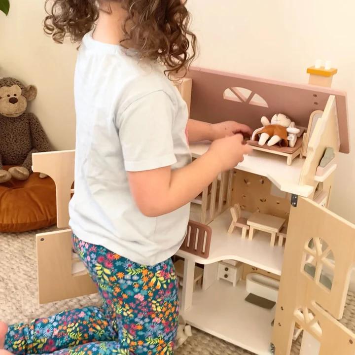 בית בובות מעץ עם ריהוט 'קוטג' הפרחים' Speedy Monkey